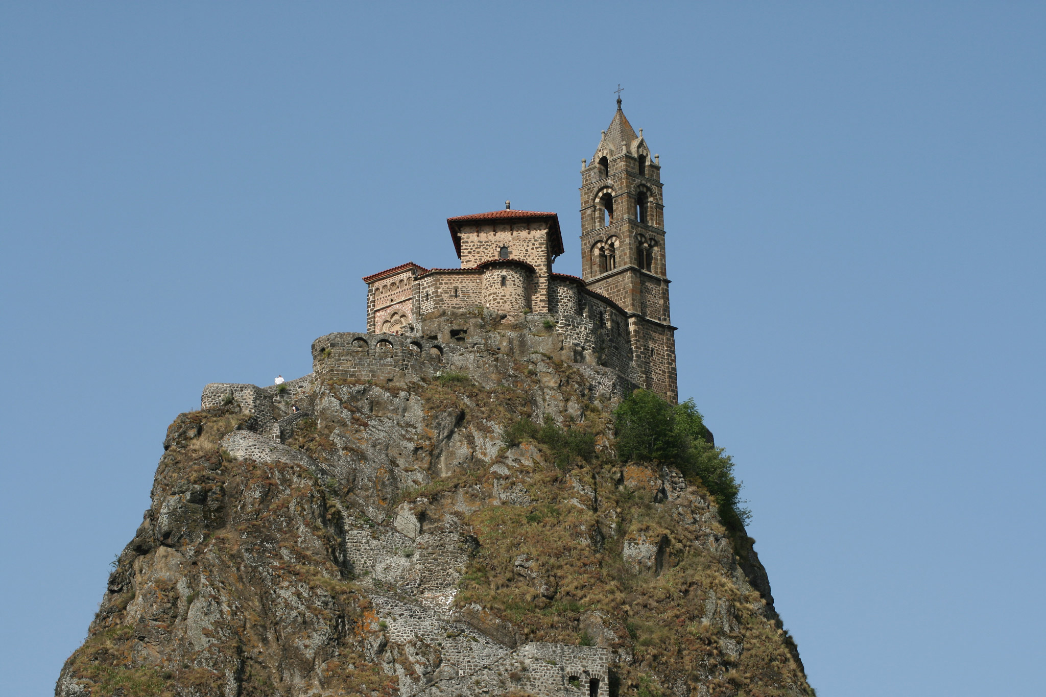 Le Puy-en-Velay. Saint-Michel-d`Aiguilhe, chapel on an 88-meter-high volcanic needle, to which 268 steps lead. The present building dates back to the year 1100. In former times there was a memorial to Mercury on the Felsspitze.